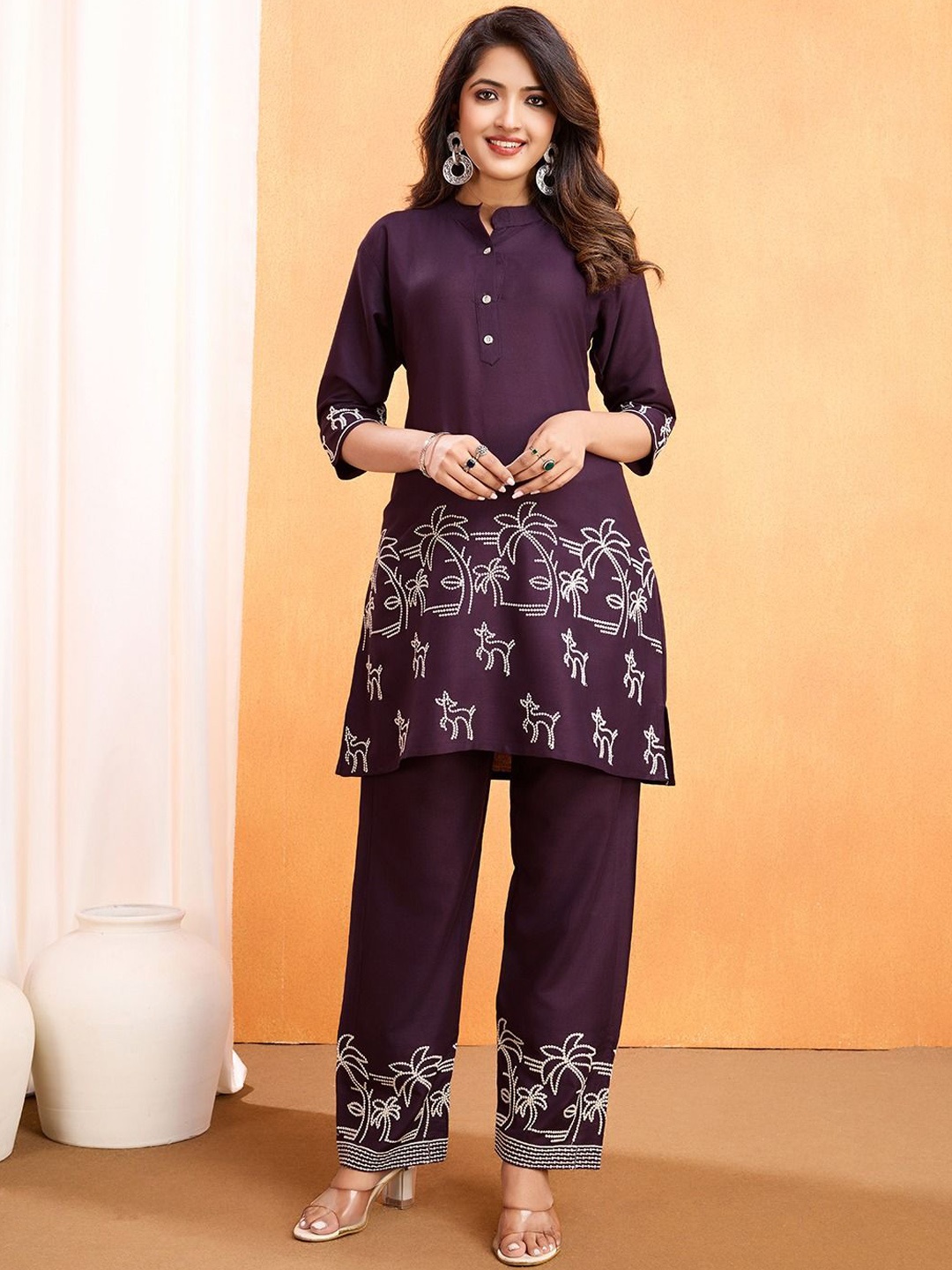 

KATECLO Floral Embroidered Mandarin Collar Thread Work A-Line Kurta With Trousers, Burgundy