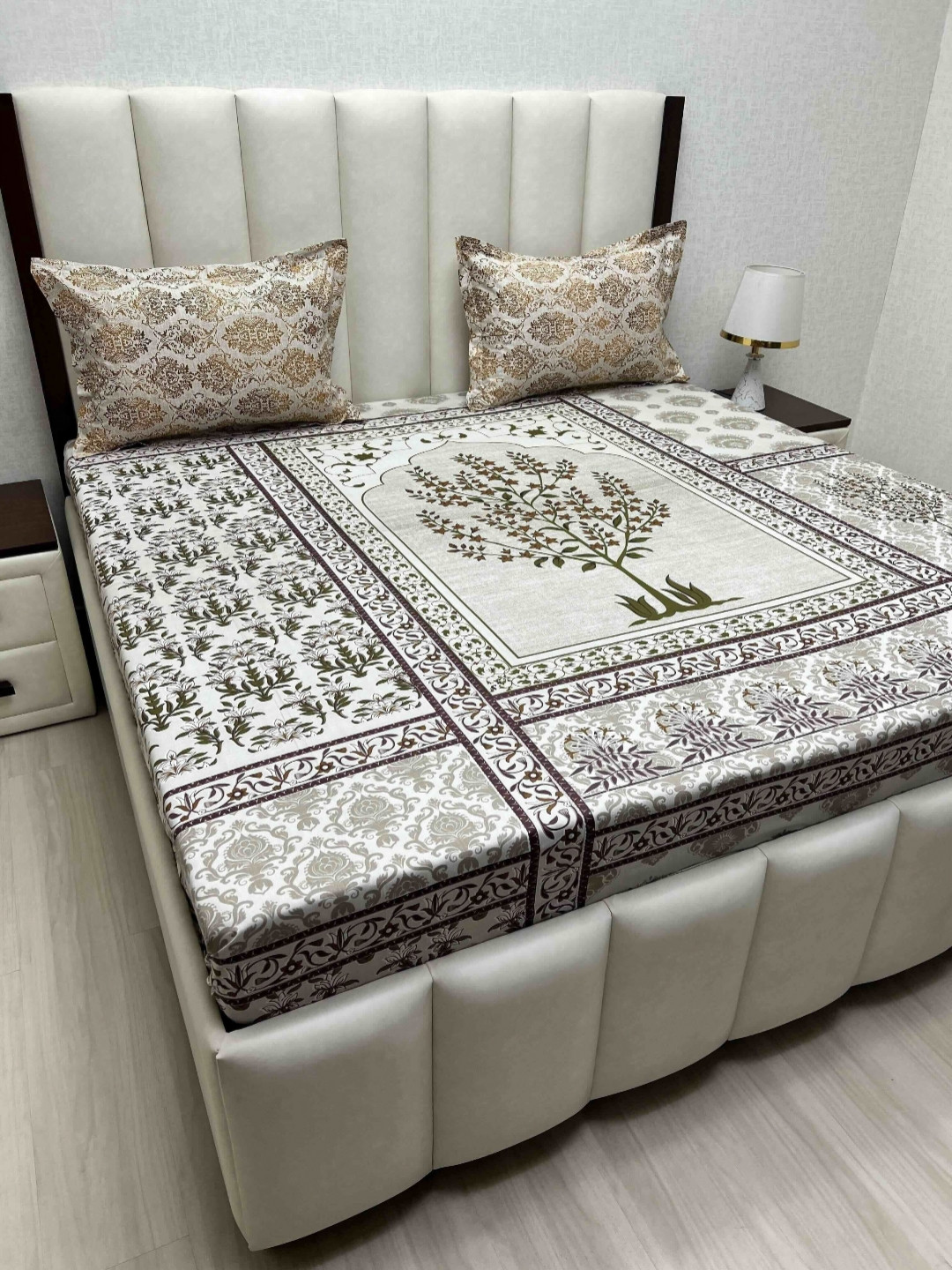 

Pure Decor Lifestyle Brown & White Printed Cotton 330 TC King Bedsheet Set 2.74 m x 2.74 m