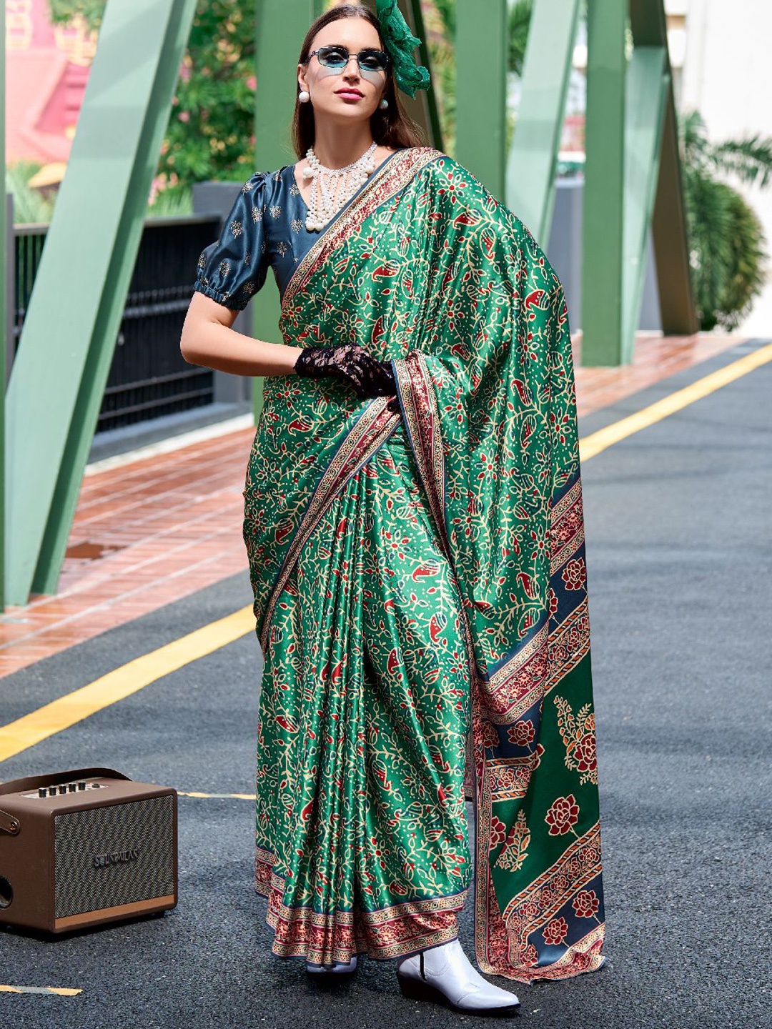

DIVASTRI Floral Satin Saree, Green