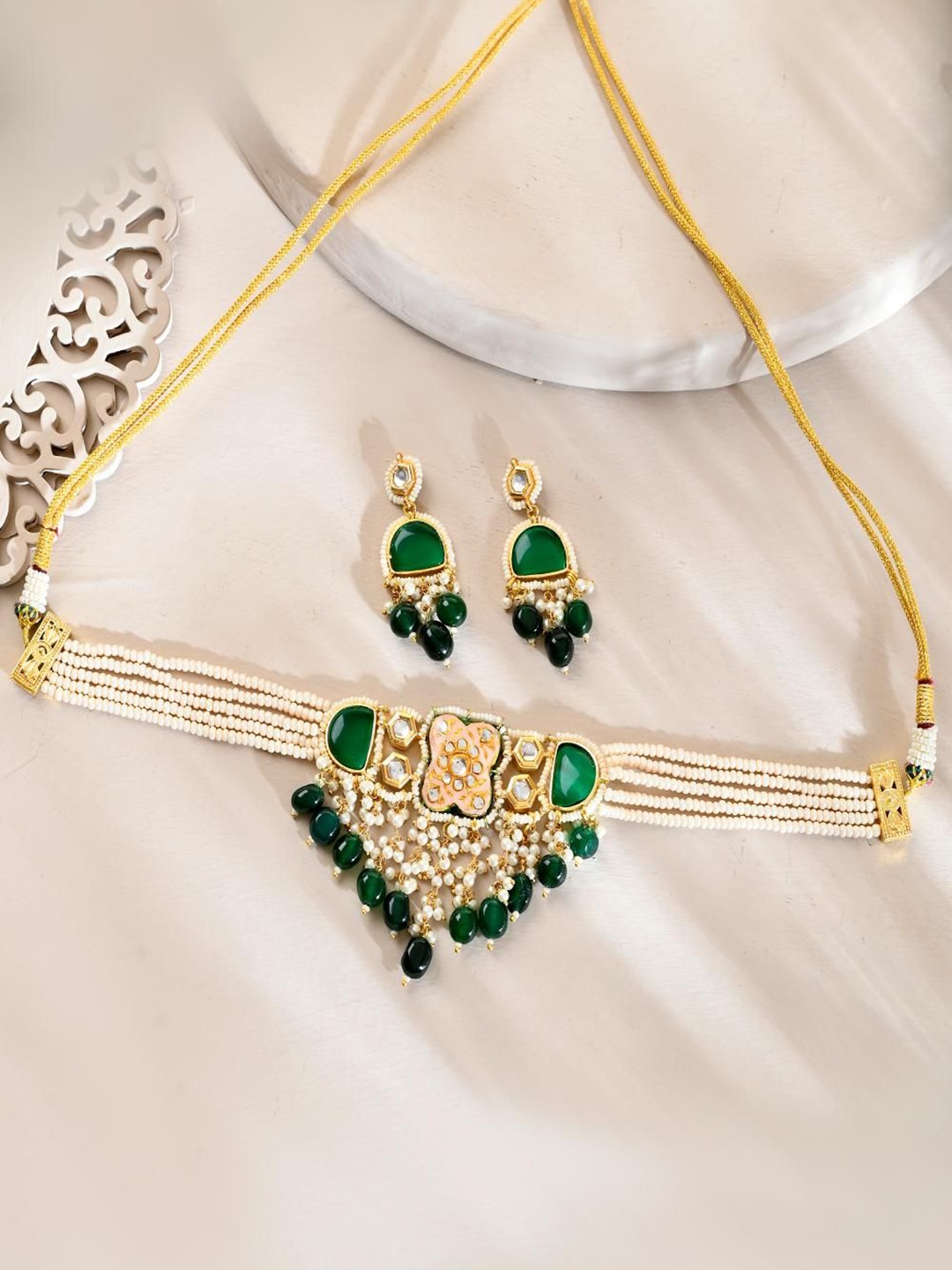 

STYYO Gold-Plated Kundan Studded And Pearls Beaded Jewellery Set