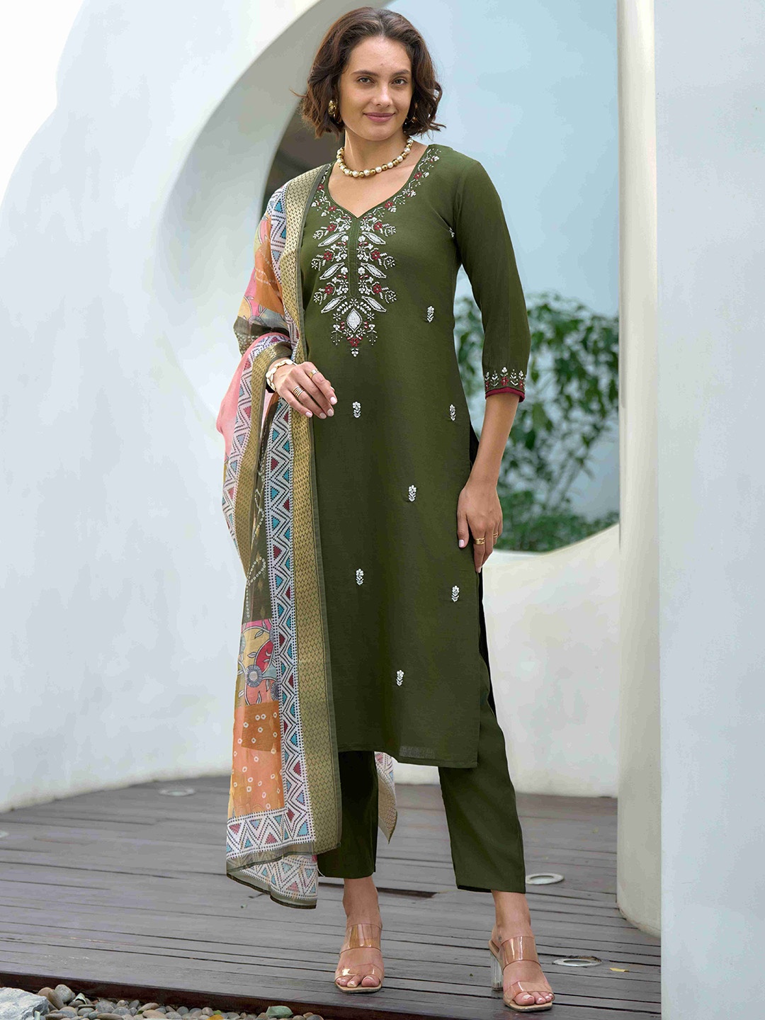 

MOJILAA Women Floral Embroidered Regular Beads and Stones Kurta with Trousers & With Dupatta, Green