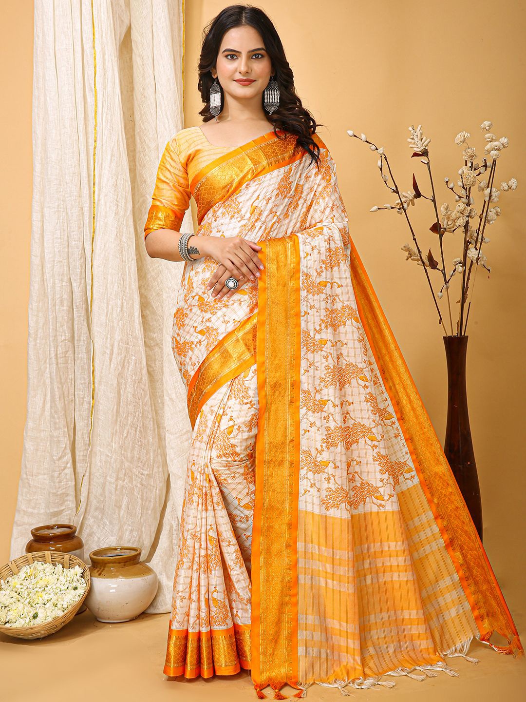 

DIVASTRI Ethnic Motifs Zari Saree, Cream