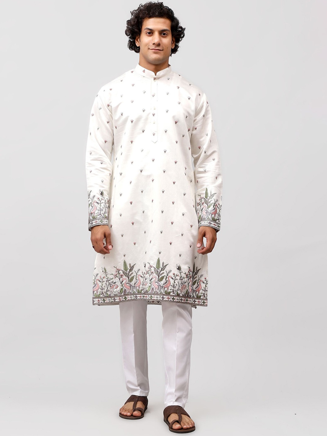 

BLUESAANCHI Floral Embroidered Mandarin Collar Thread Work Straight Kurta With Trousers, White