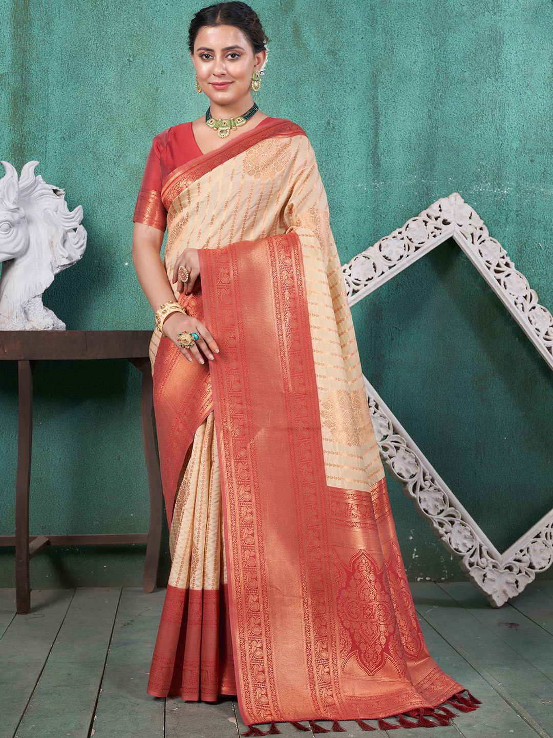 

DIVASTRI Woven Design Zari Silk Blend Kanjeevaram Saree, Cream