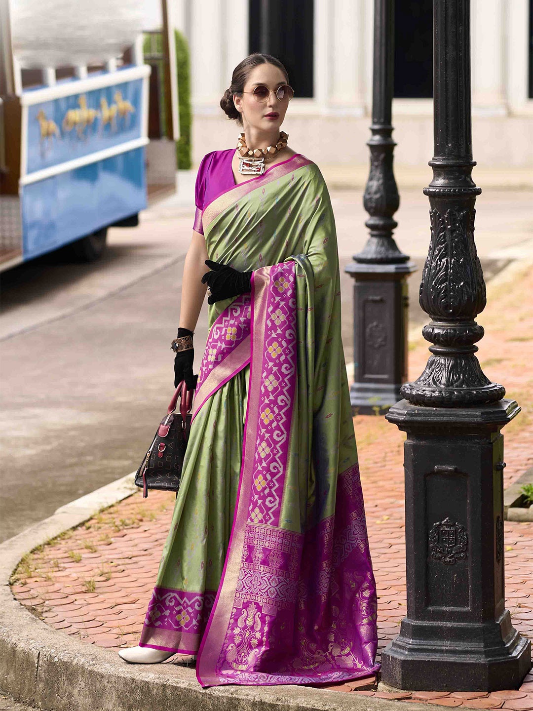 

Blissta Woven Design Zari Silk Blend Handloom Saree, Green