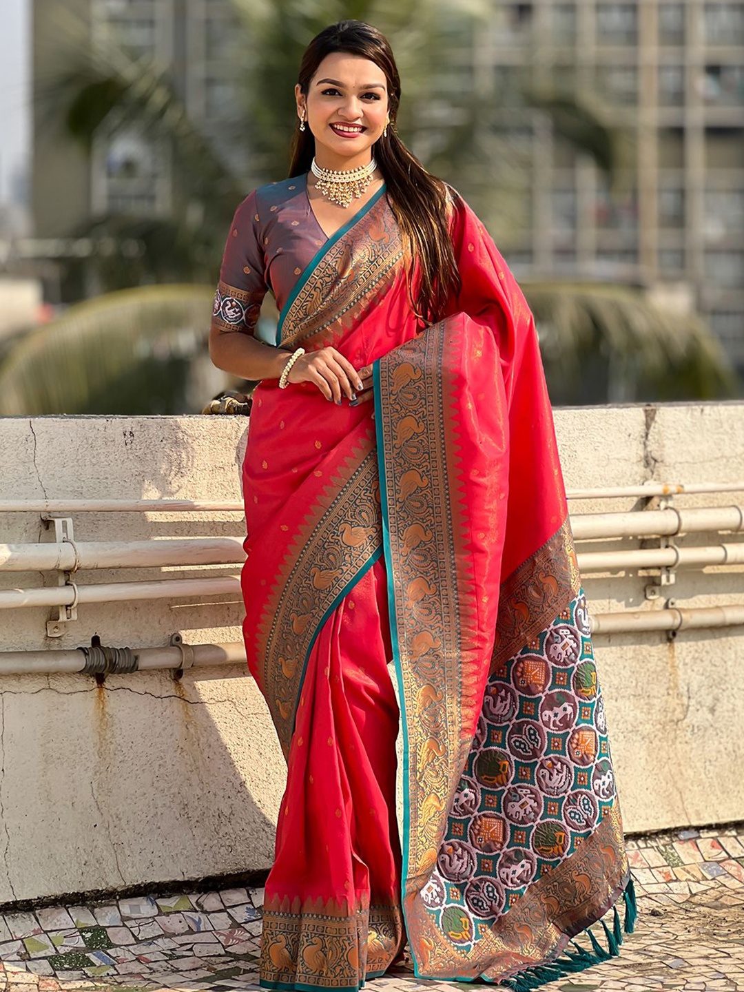 

DIVASTRI Woven Design Zari Tissue Designer Patola Saree, Pink