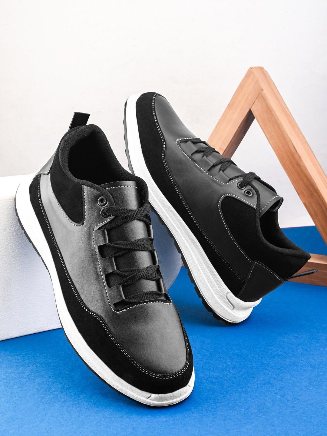 

The Roadster Lifestyle Co. Men Round Toe Lace-Ups Sneaker, Black