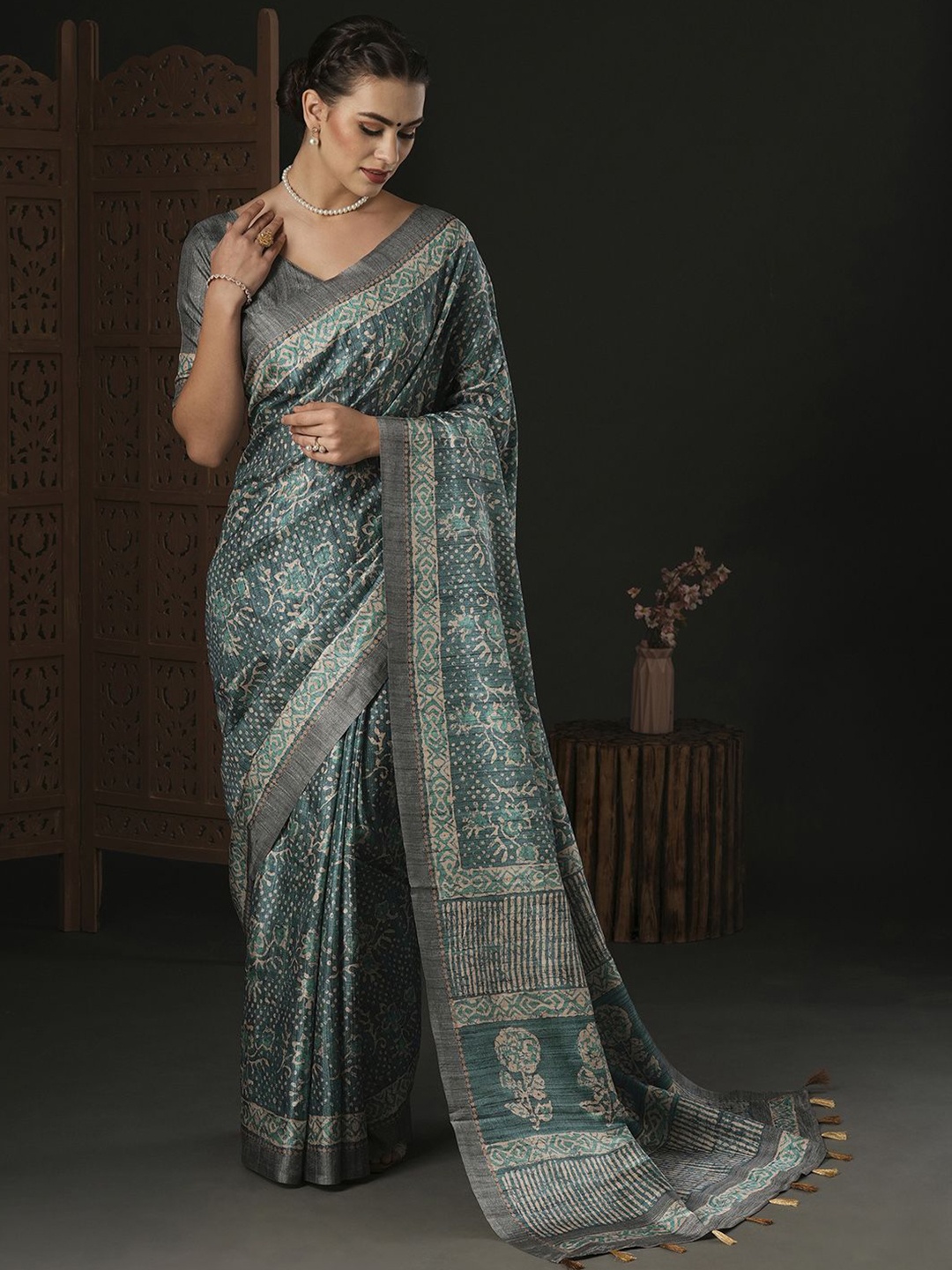 

Mitera Bagh Silk Blend Bagru Saree, Blue