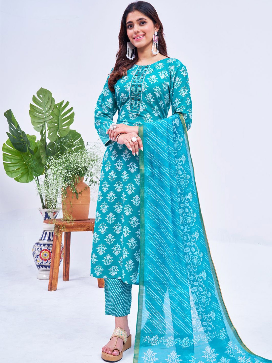 

KAYOMMI Floral Printed Round Neck Straight Kurta With Trousers & Dupatta, Blue