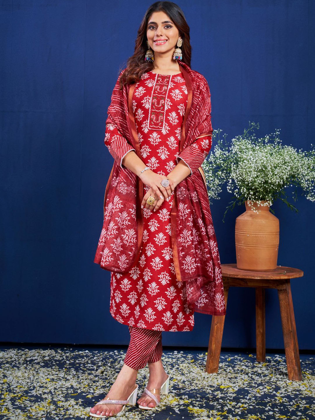 

KAYOMMI Floral Printed Round Neck Straight Kurta With Trousers & Dupatta, Maroon
