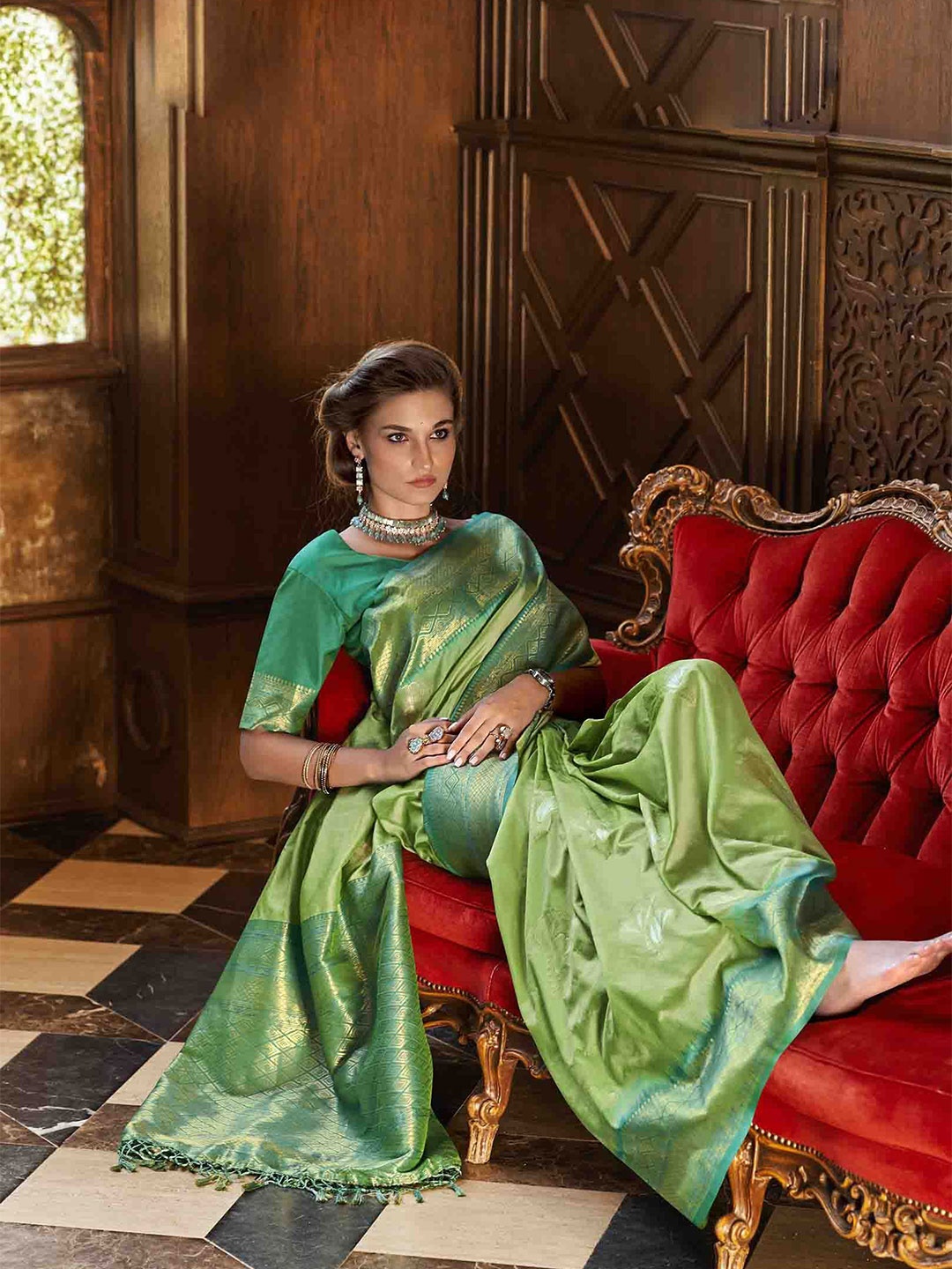 

Blissta Woven Design Zari Linen Blend Saree, Green