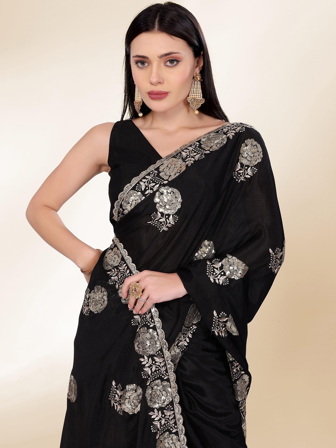 

VAIRAGEE Embellished Embroidered Saree, Black