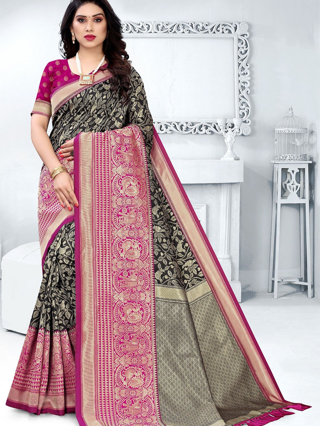 

DIVASTRI Woven Design Zari Art Silk Banarasi Saree, Black
