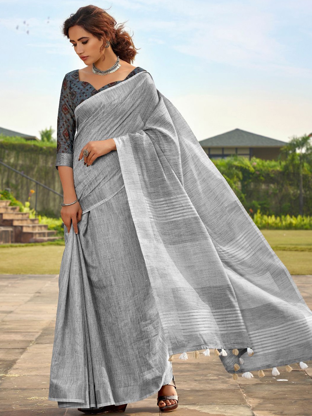 

DIVASTRI Linen Blend Khadi Saree, Grey
