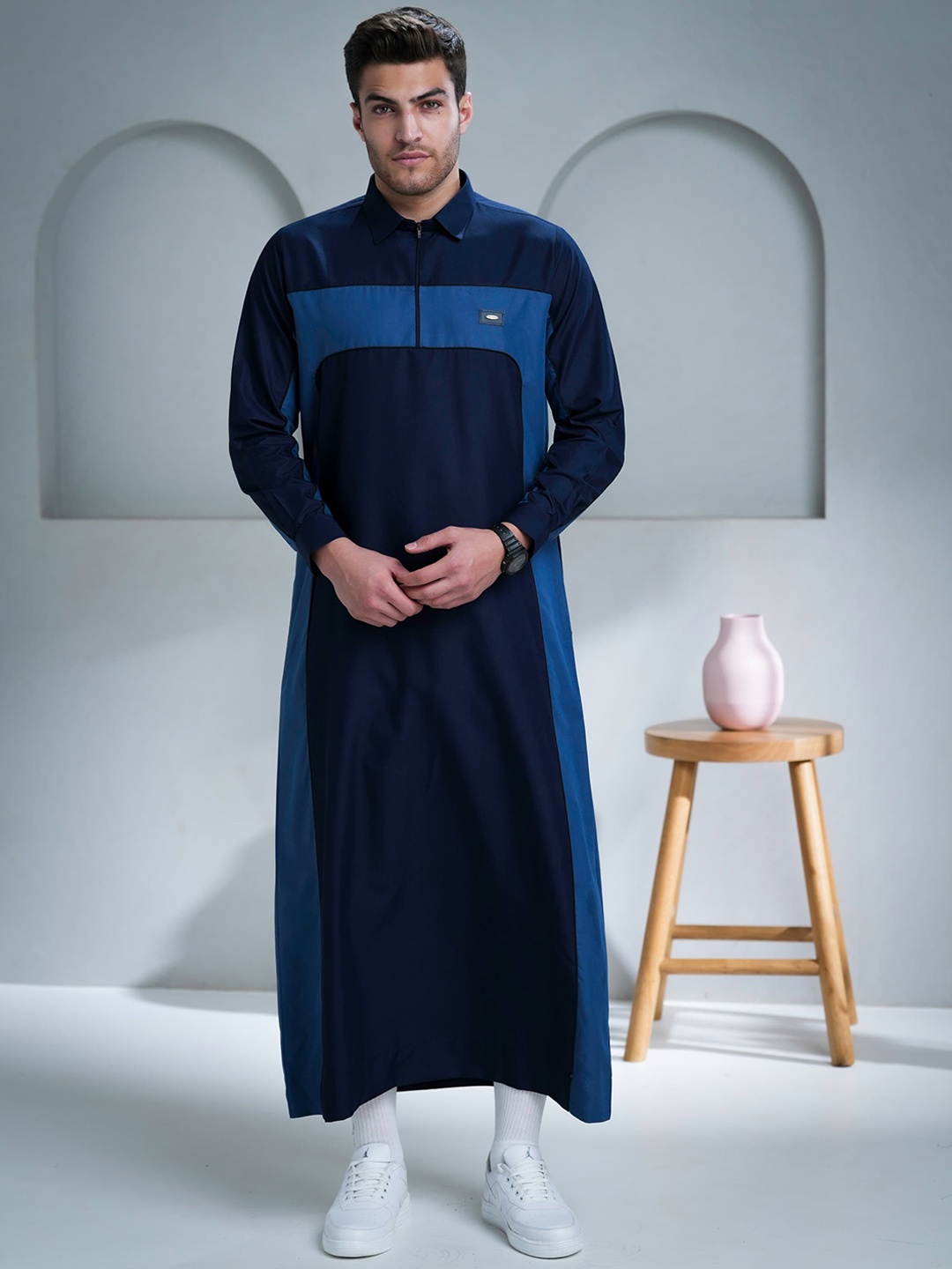 

MASHROO Men Colourblocked Thread Work Kurta, Navy blue