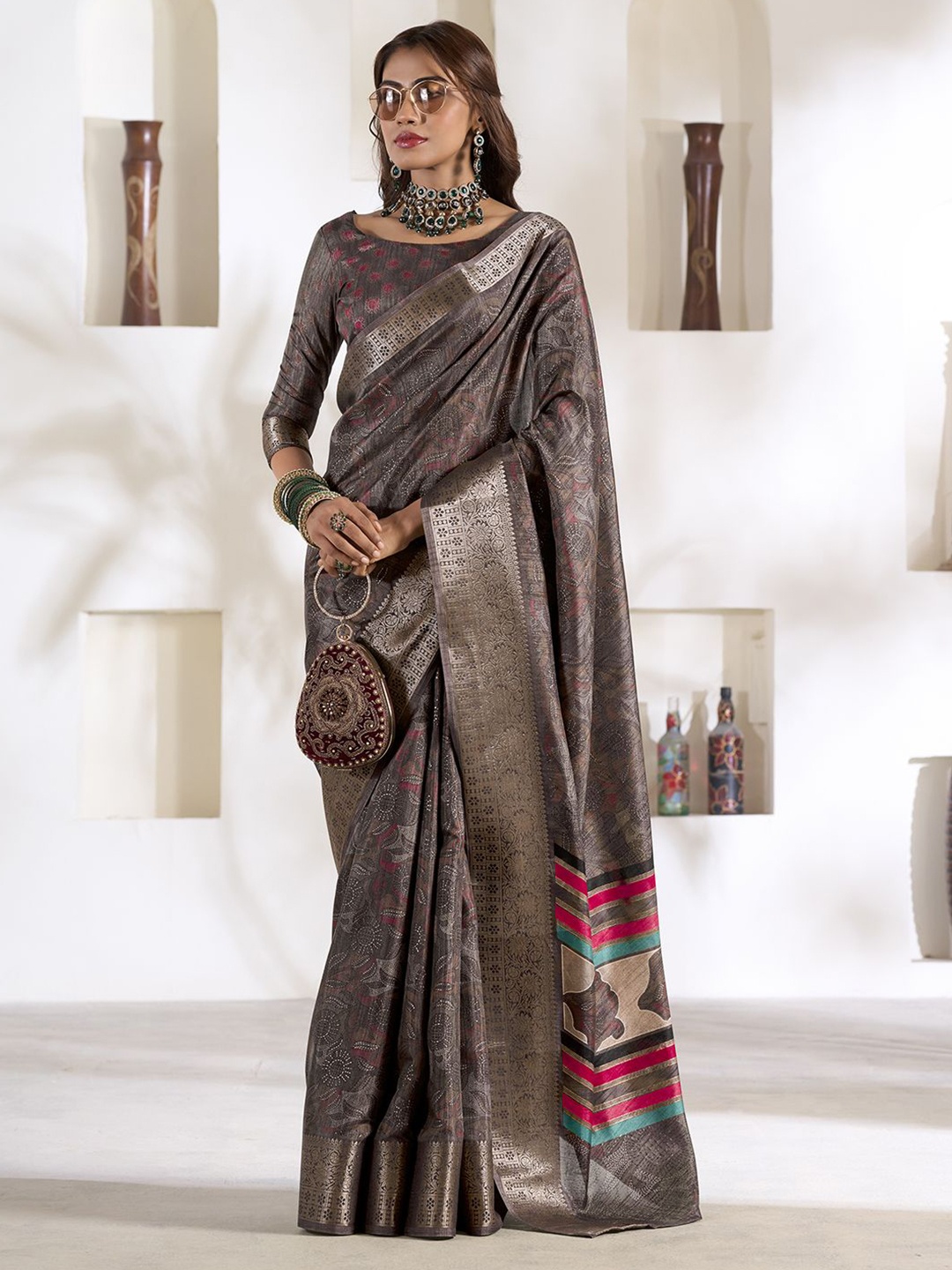 

DIVASTRI Floral Zari Silk Blend Designer Saree, Grey