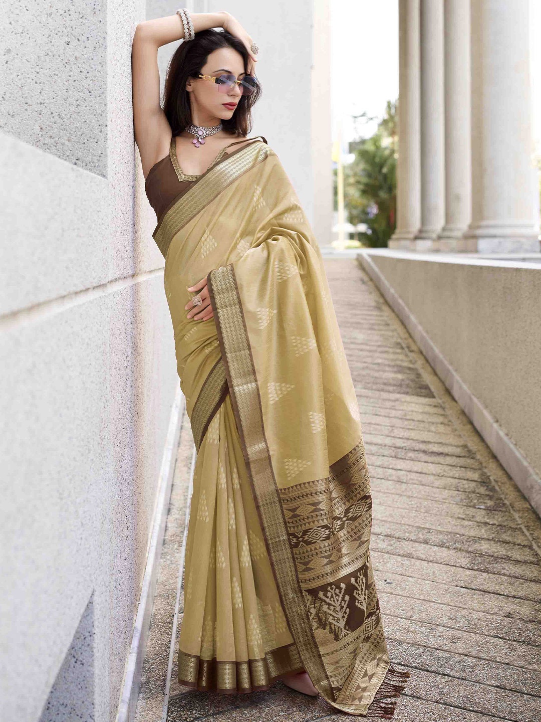 

KIMISHA Woven Design Zari Silk Blend Handloom Saree, Beige