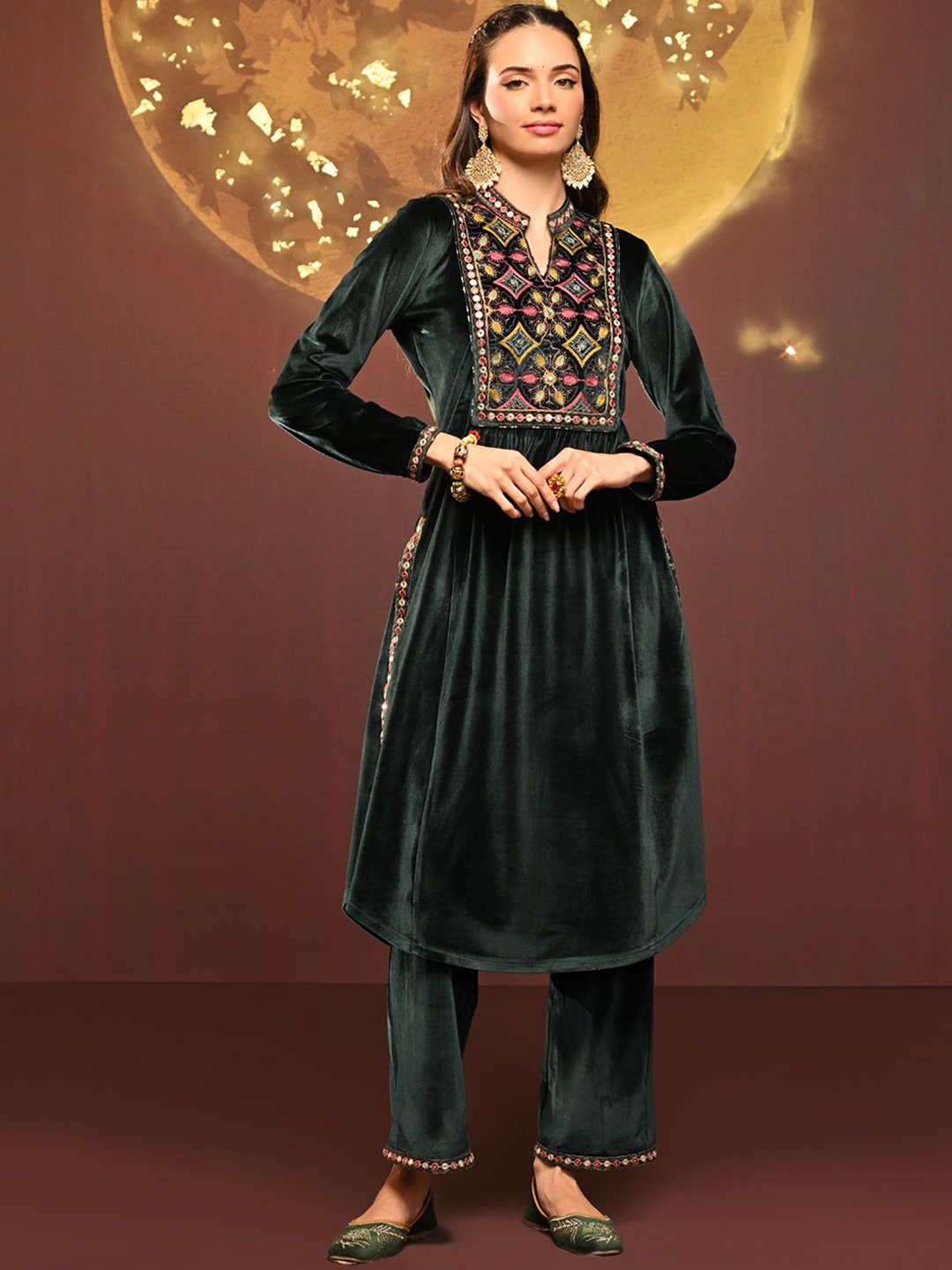 

Lakshita Floral Yoke Design Mandarin Collar Sequinned Velvet Kurta With Trousers, Green