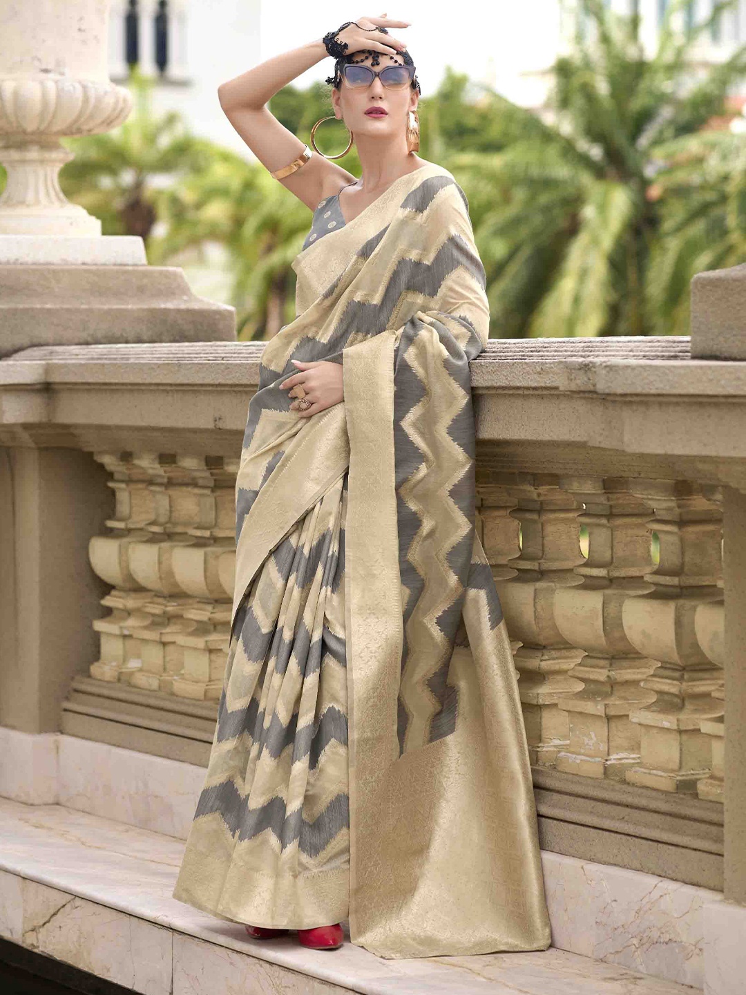 

KIMISHA Woven Design Linen Blend Handloom Saree, Grey