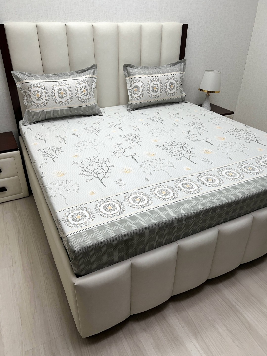 

Pure Decor Lifestyle Grey & White Printed Cotton 330 TC King Bedsheet Set 2.74 m x 2.74 m