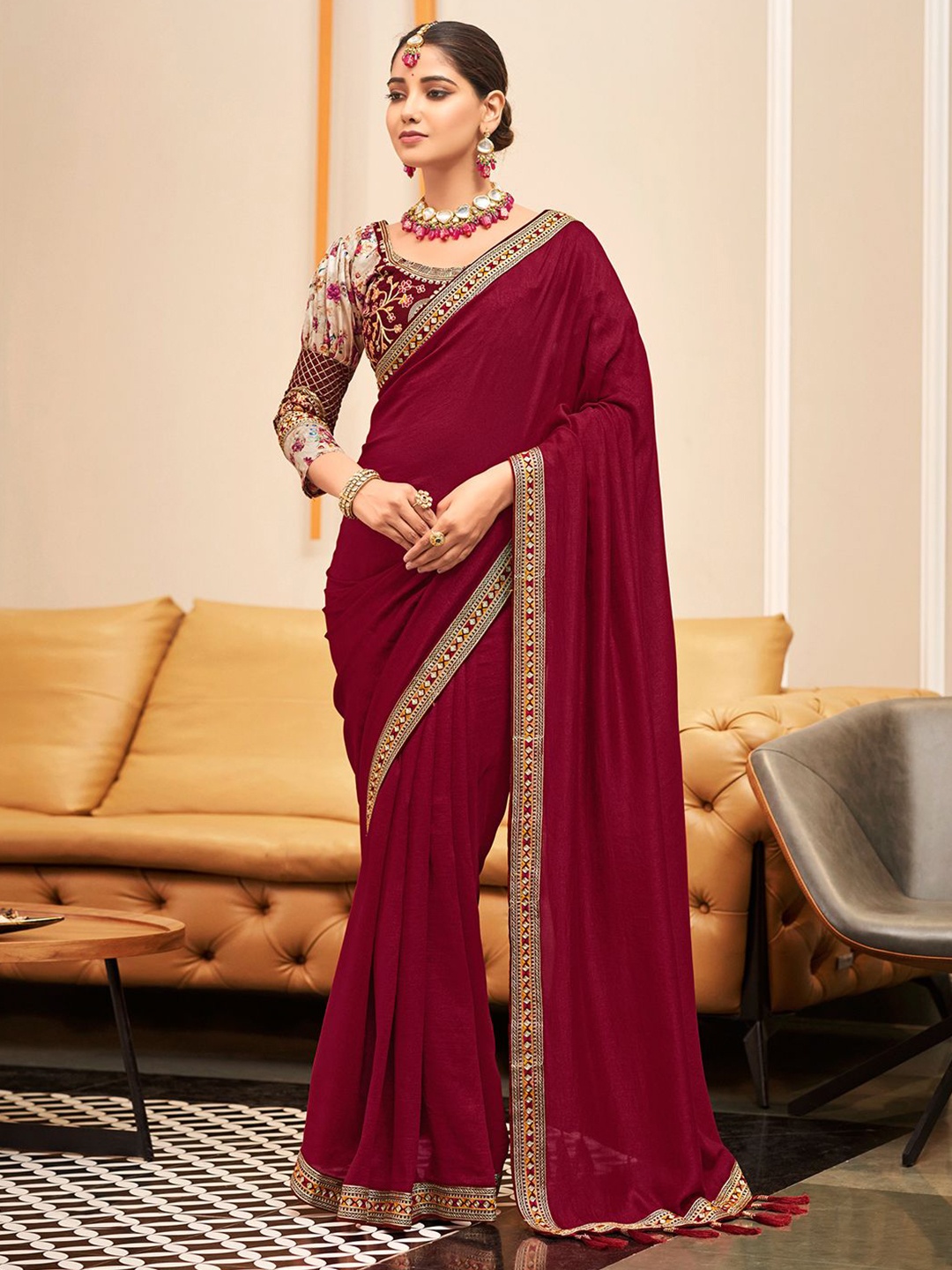 

DIVASTRI Embellished Embroidered Silk Blend Saree, Maroon