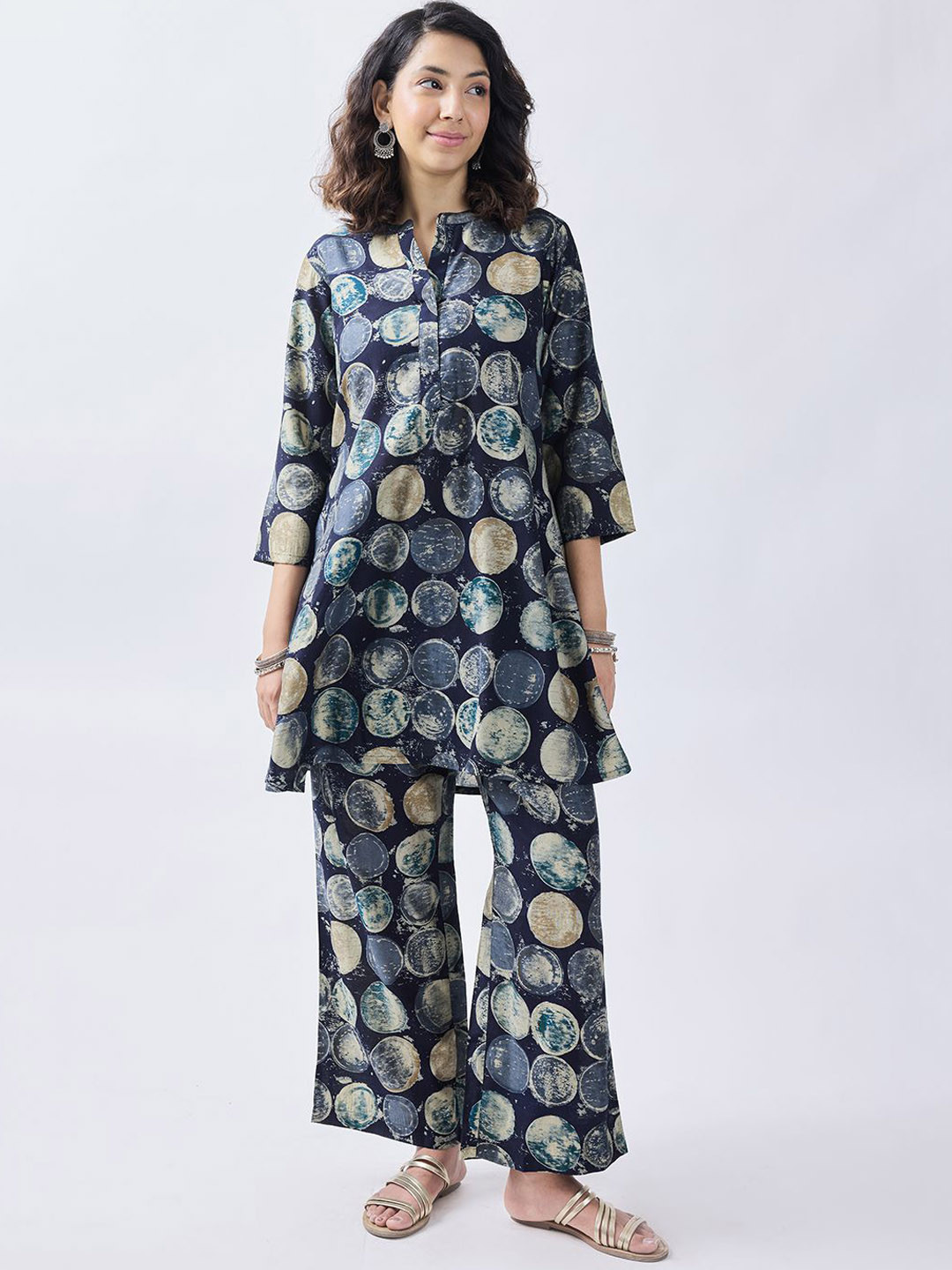 

KERI PERRY Geometric Printed Mandarin Collar A-Line Kurta With Palazzos, Navy blue