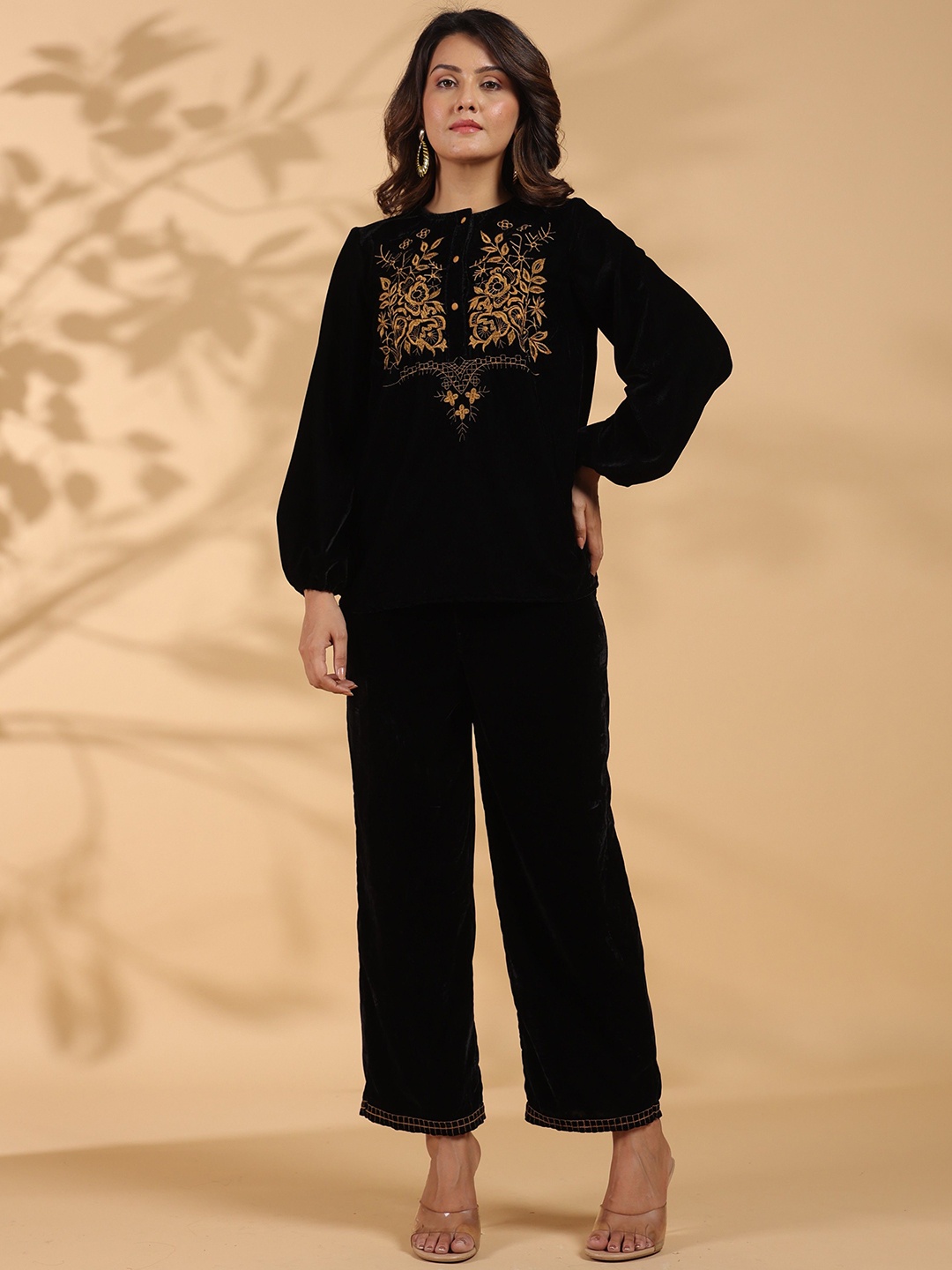 

STIL O STITCH Floral Embroidered Round Neck Puffed Sleeves Top With Trousers, Black