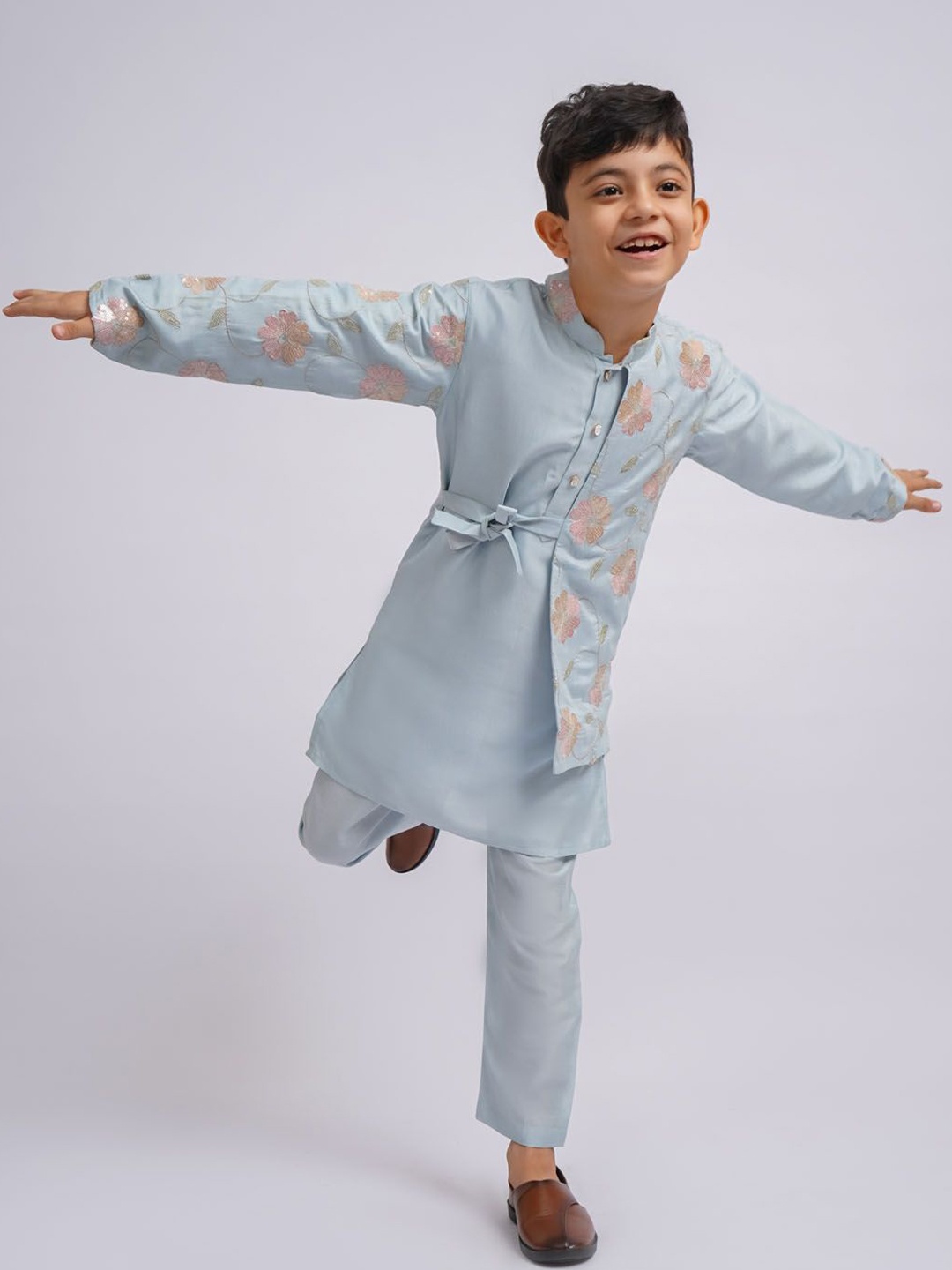 

VASTRAMAY Boys Floral Embroidered Mandarin Collar Straight Kurta With Pyjamas, Blue