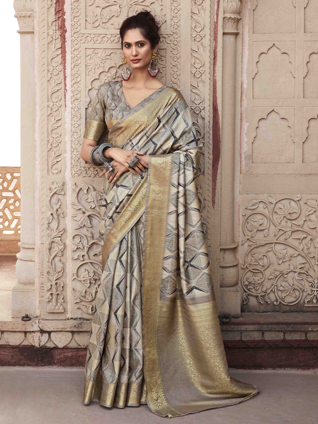 

KIMISHA Woven Design Zari Silk Blend Handloom Saree, Cream