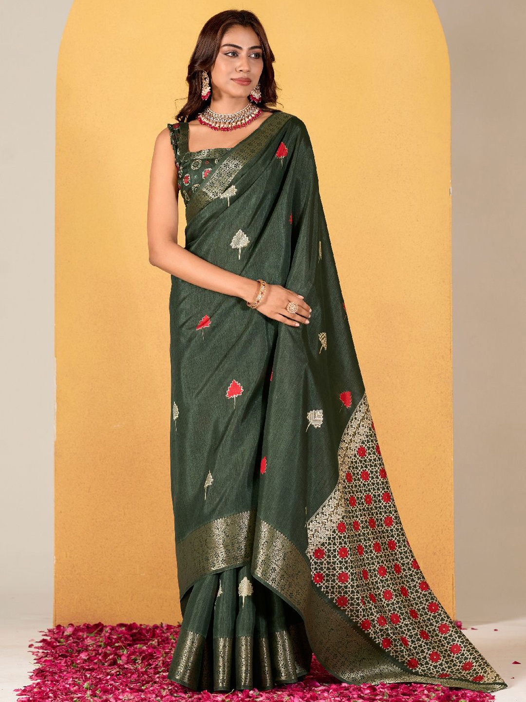 

DIVASTRI Floral Zari Silk Blend Saree, Green