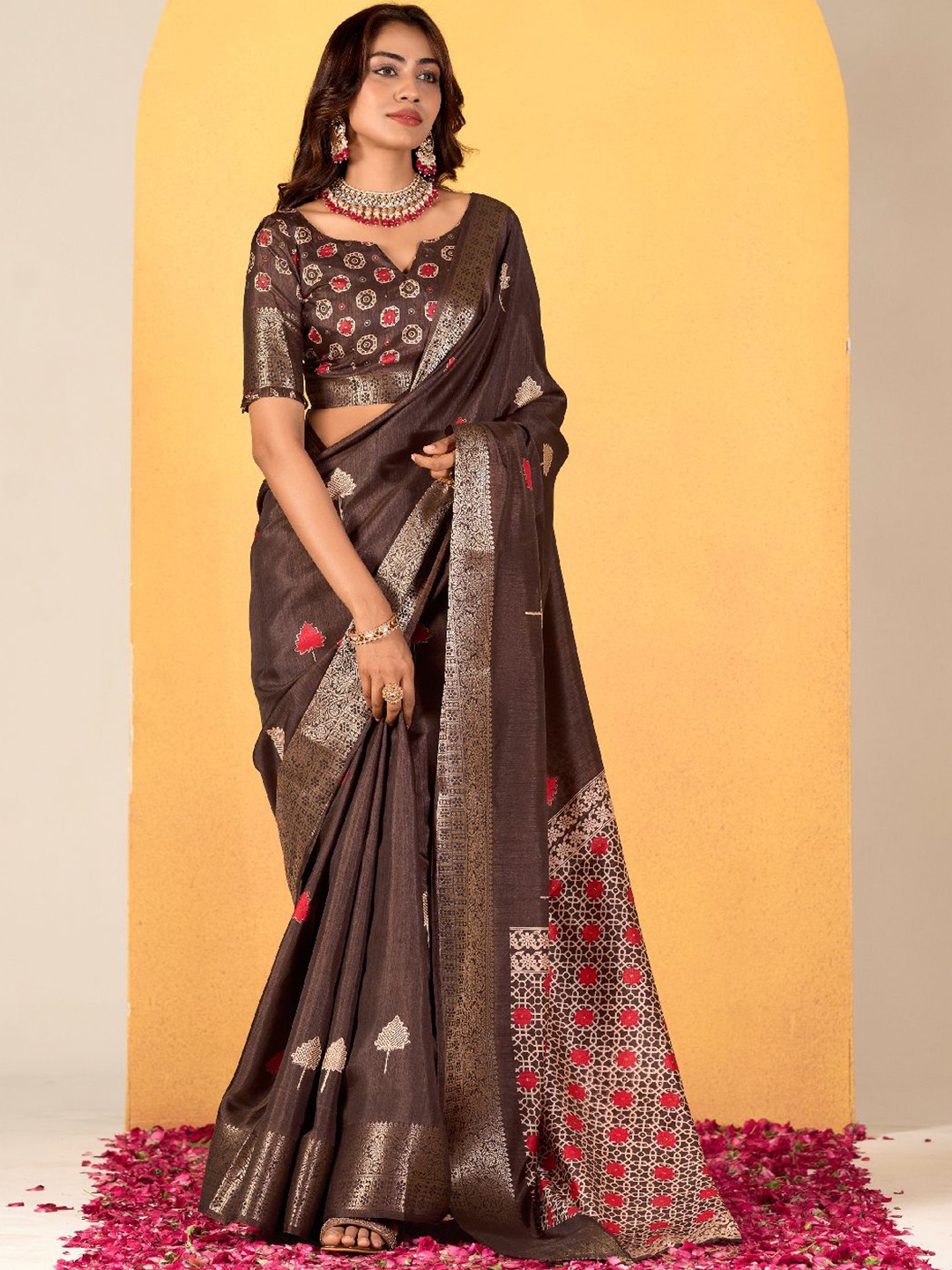 

DIVASTRI Floral Zari Silk Blend Saree, Brown