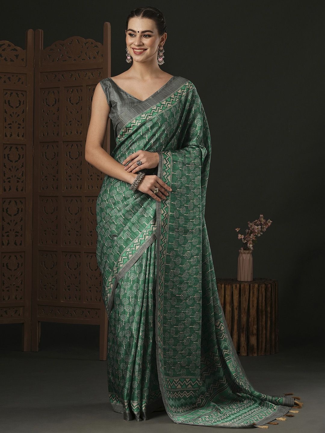 

Mitera Floral Silk Blend Bagru Saree, Teal