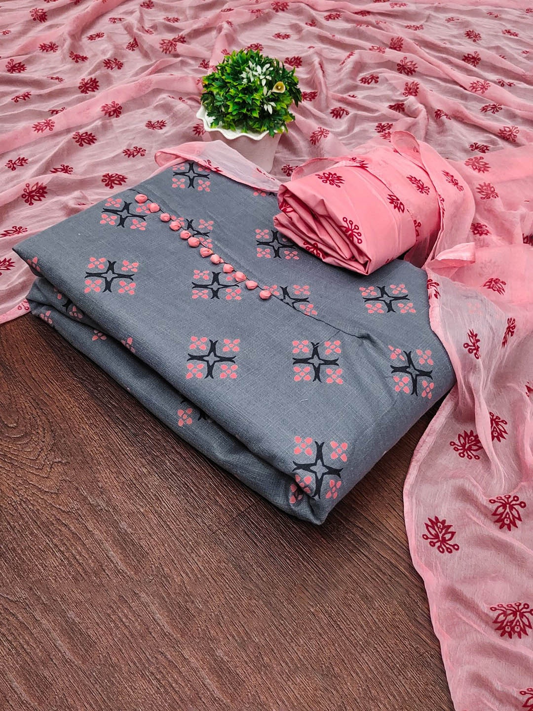 

Rangtulika Geometric Printed Cotton Unstitched Dress Material, Peach