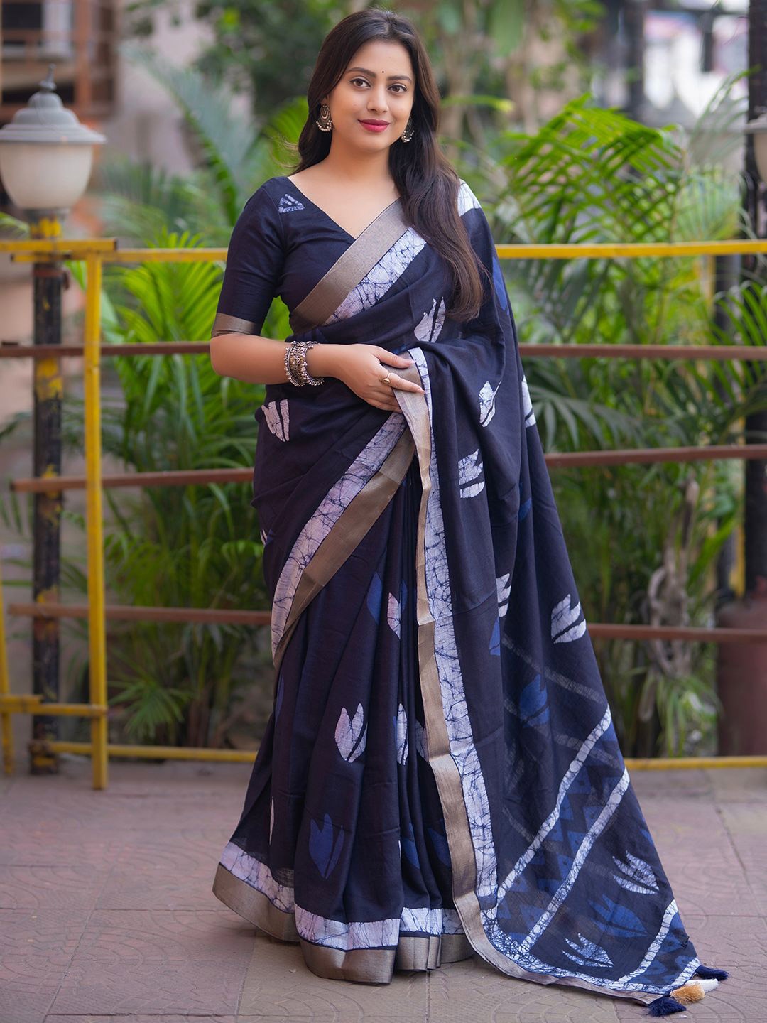 

DIVASTRI Floral Zari Linen Blend Saree, Blue