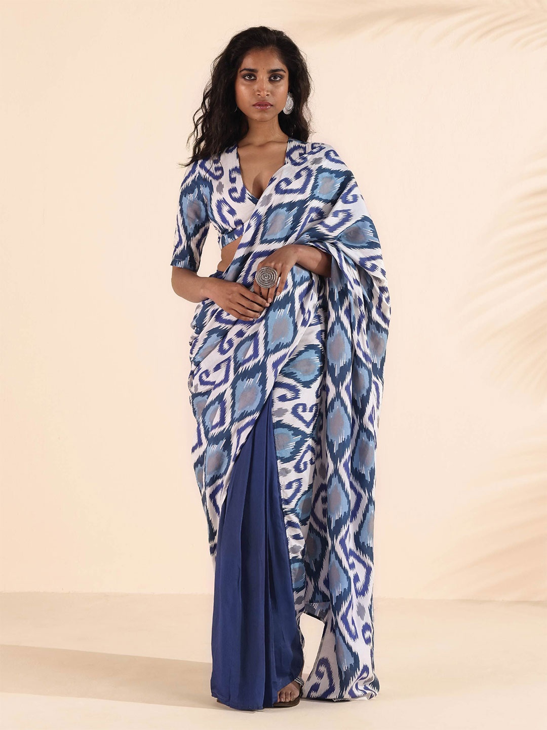 

trueBrowns Ethnic Motifs Silk Blend Ikat Saree, Blue