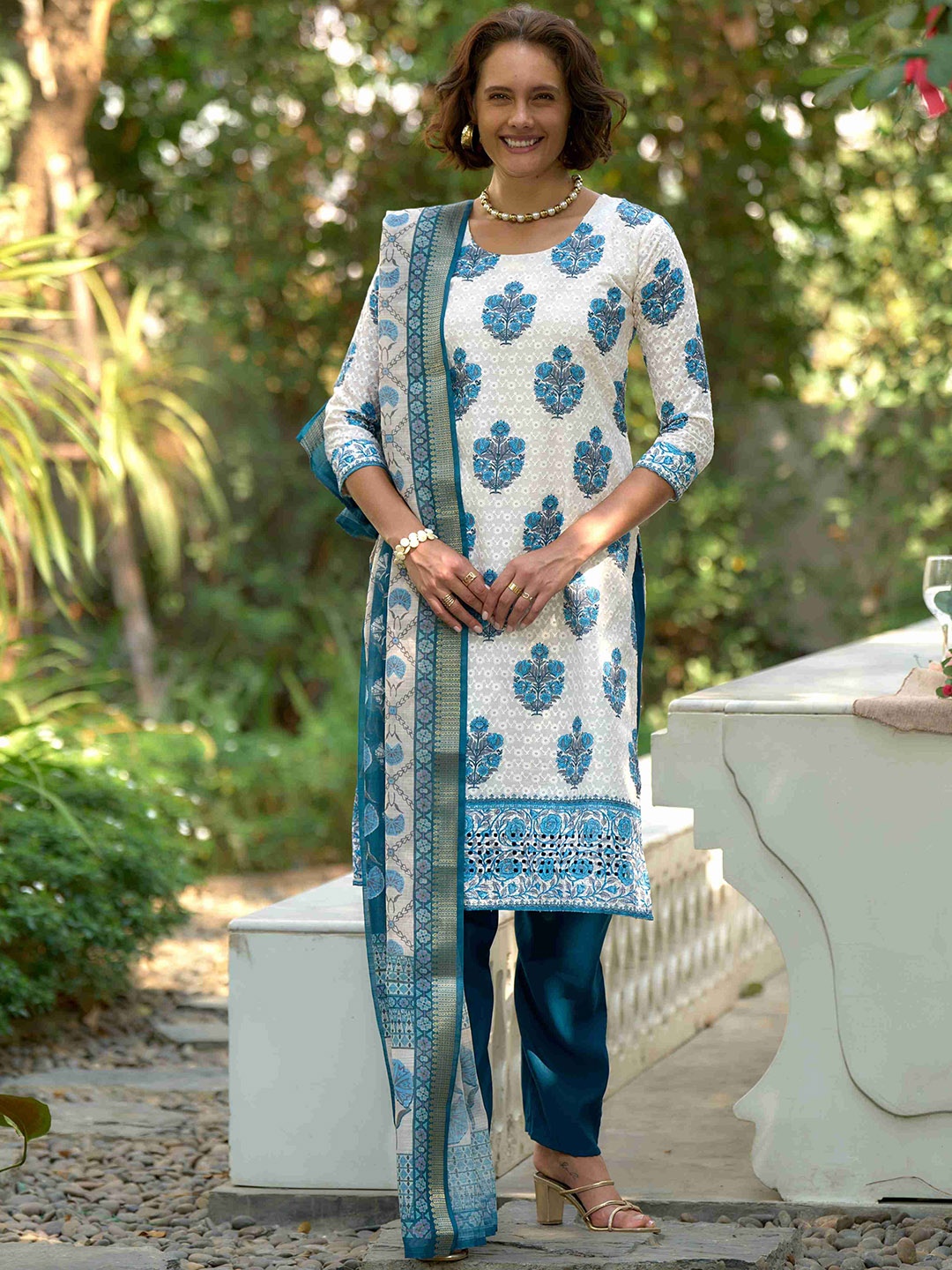 

MOJILAA Women Floral Printed Regular Pure Cotton Kurta with Trousers & With Dupatta, Blue