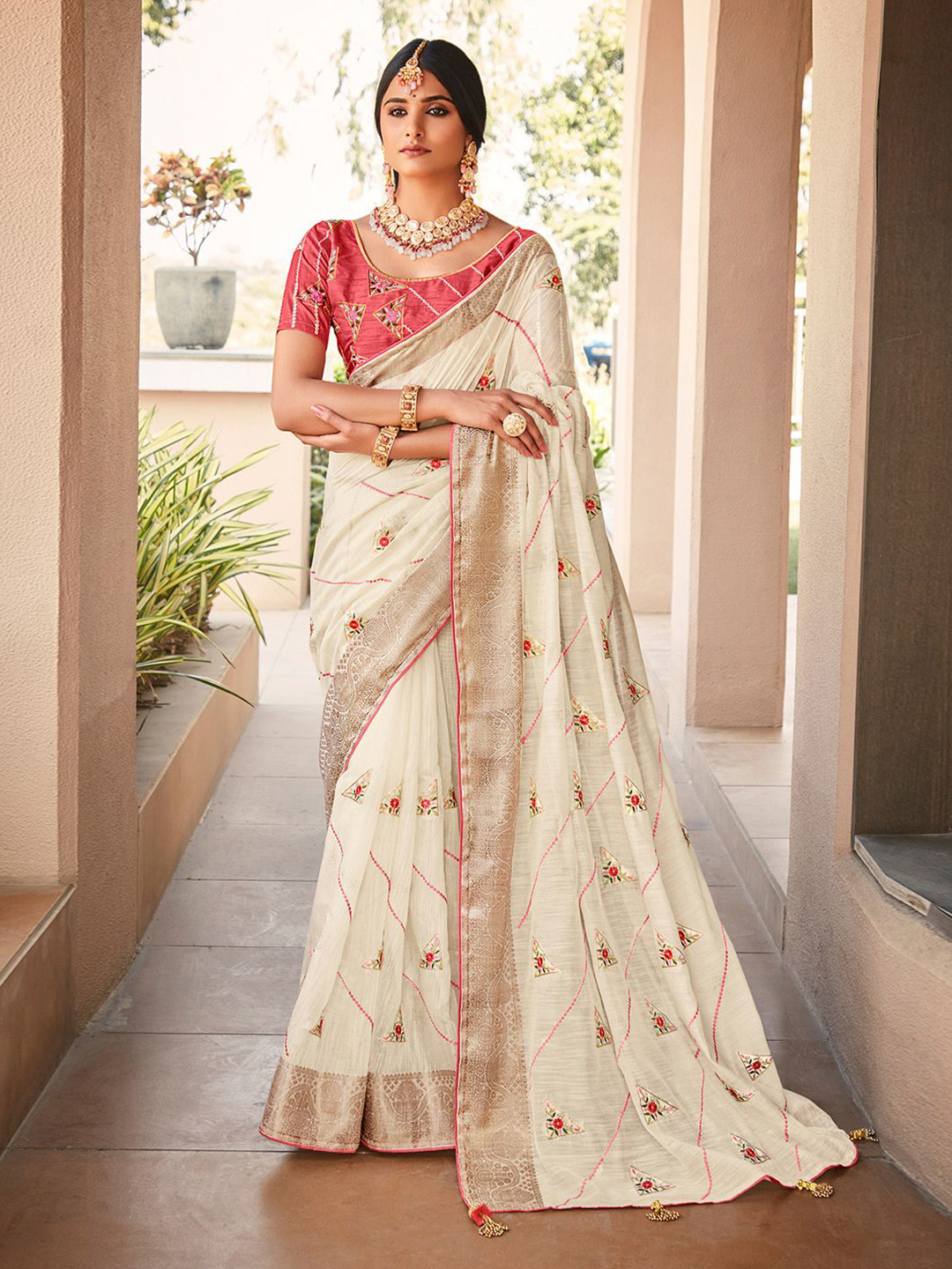 

DIVASTRI Embellished Embroidered Saree, White