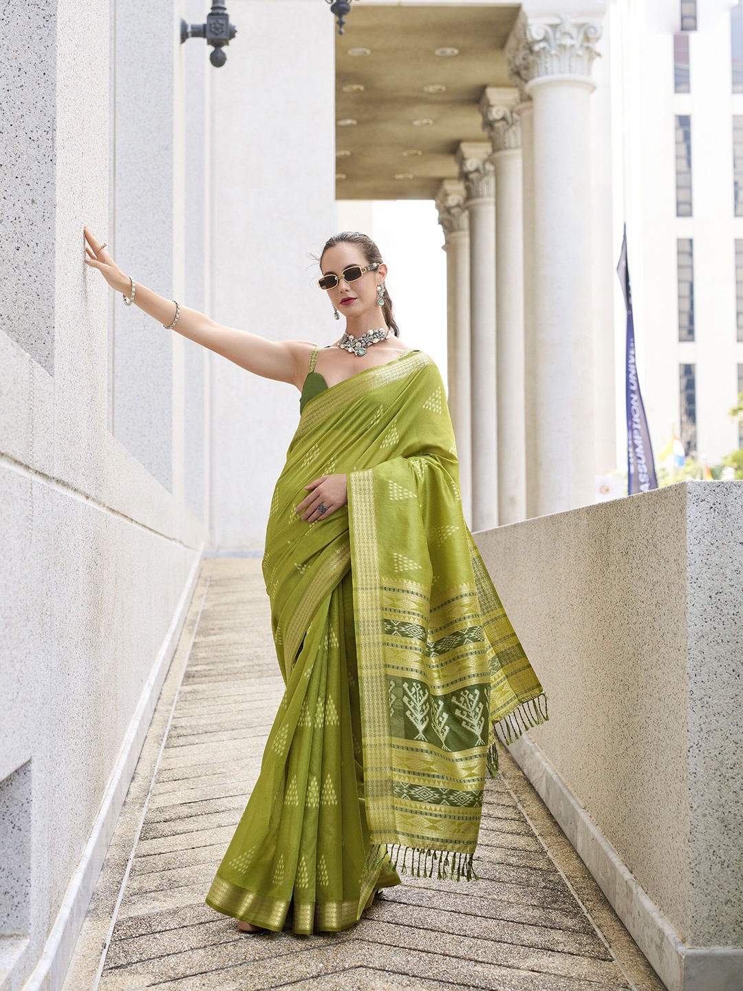 

KIMISHA Woven Design Zari Silk Blend Handloom Saree, Green