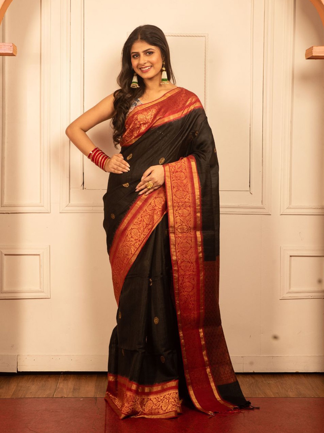 

8POURE Woven Design Zari Pure Silk Saree, Black