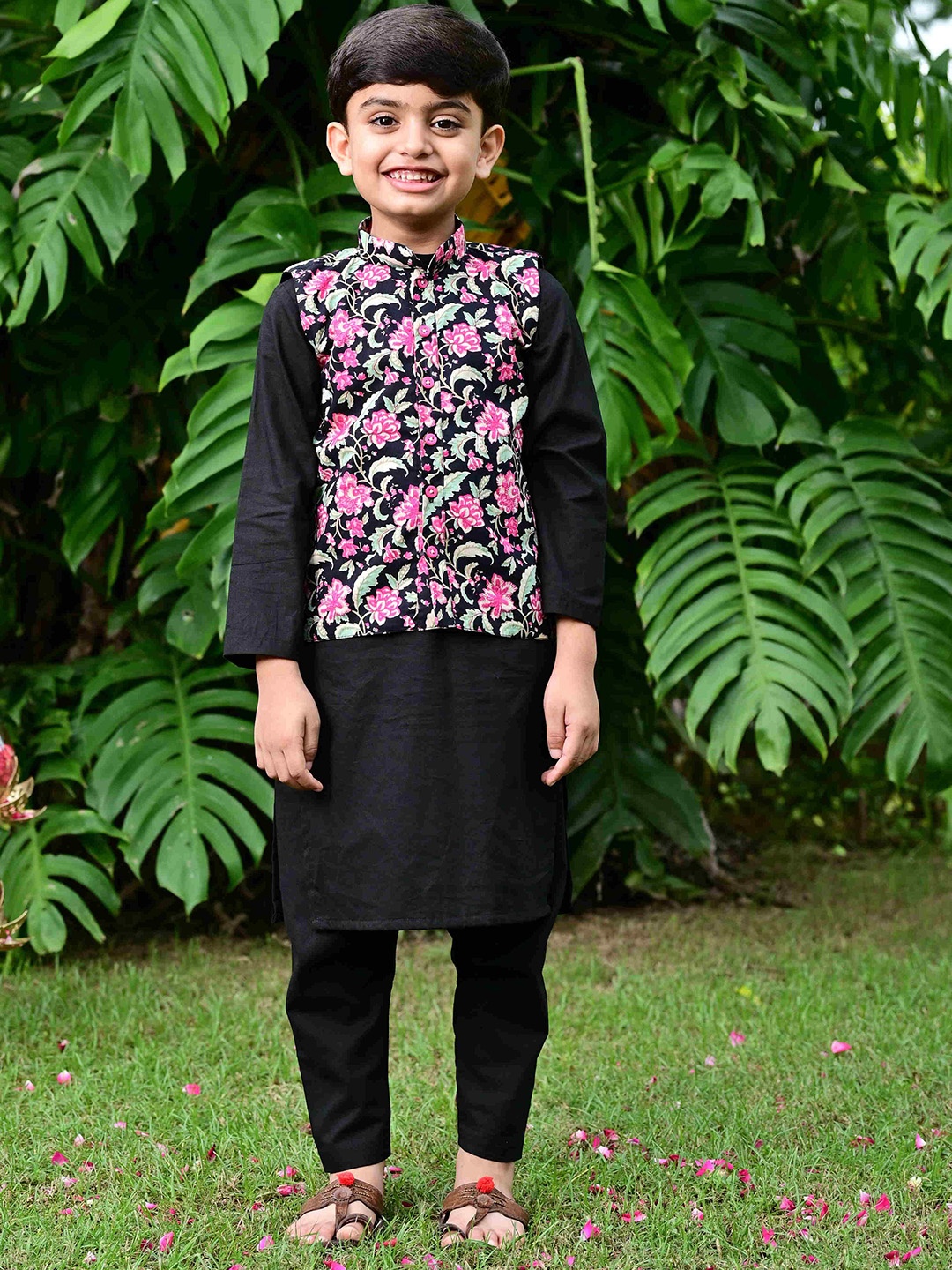 

EthIndia Boys Mandarin Collar Straight Pure Cotton Kurta With Pyjama & Nehru Jacket, Black