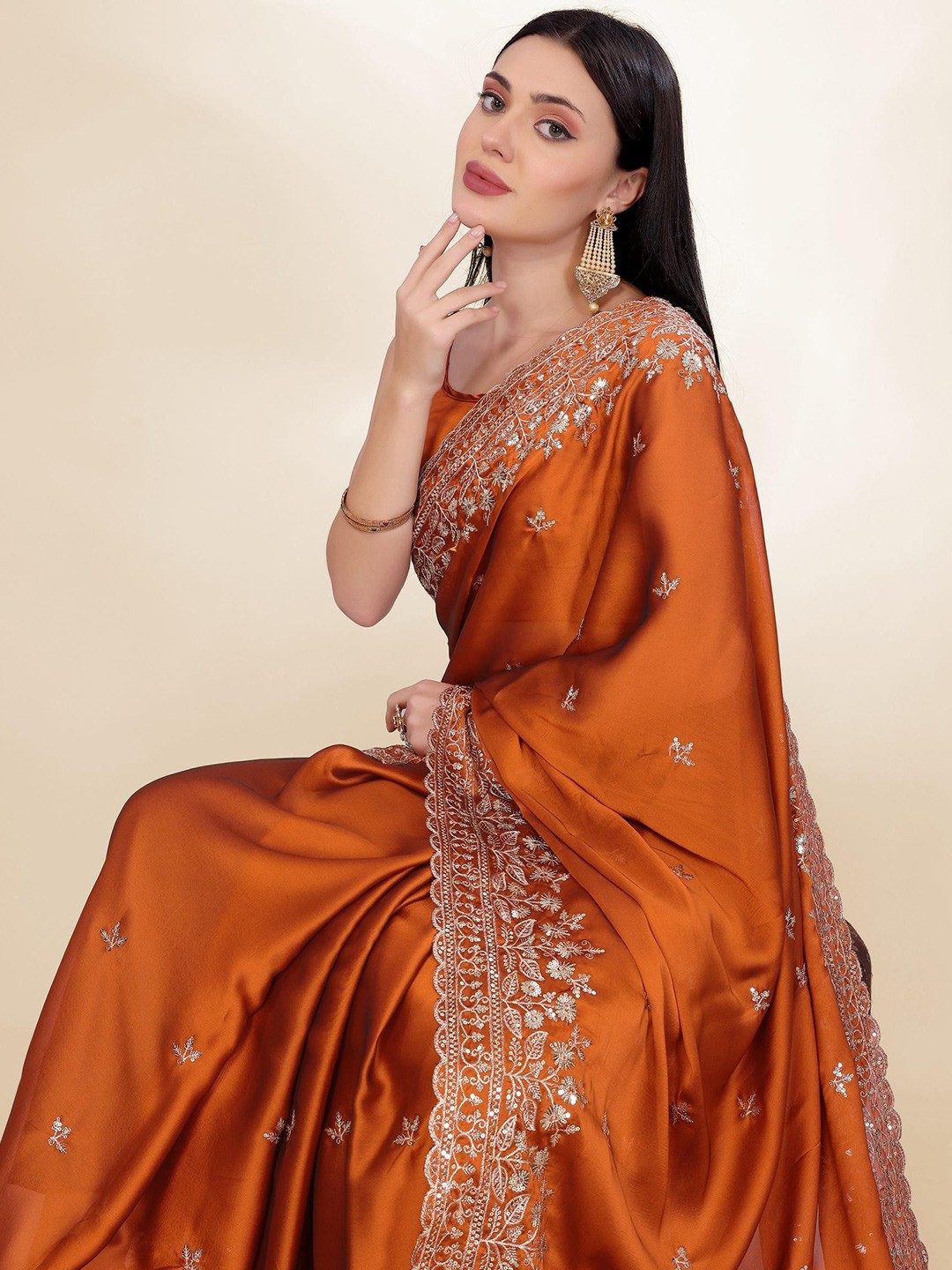 

VAIRAGEE Floral Embroidered Saree, Orange