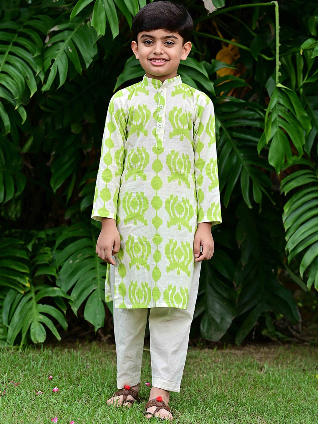 

EthIndia Boys Floral Printed mandarin Collar Pure Cotton Straight Kurta With Pyjama, White