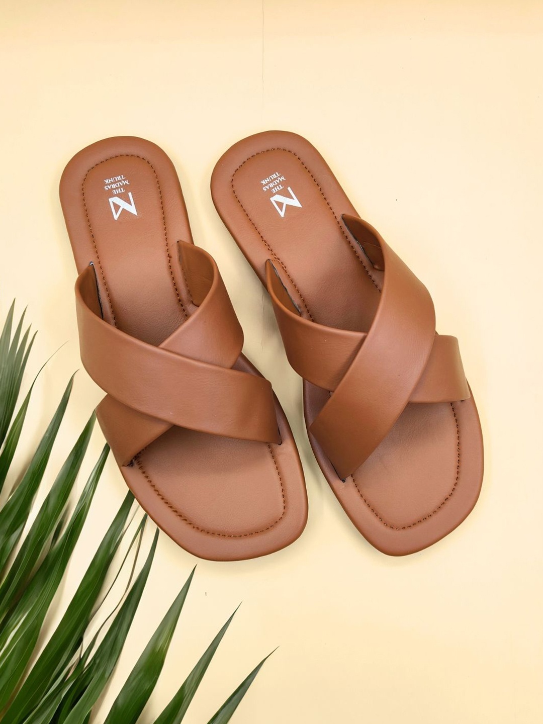 

THE MADRAS TRUNK Men Comfort Sandals, Brown
