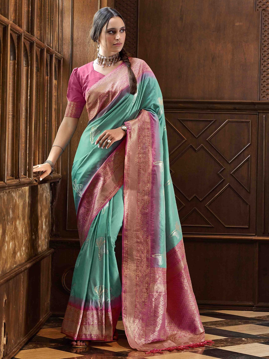 

Blissta Woven Design Zari Linen Blend Saree, Green