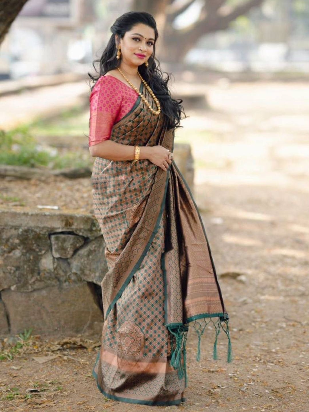 

Mitera Woven Design Zari Silk Blend Banarasi Saree, Green