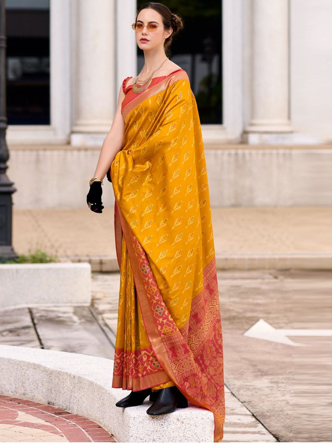 

DIVASTRI Embellished Zari Silk Blend Saree, Mustard