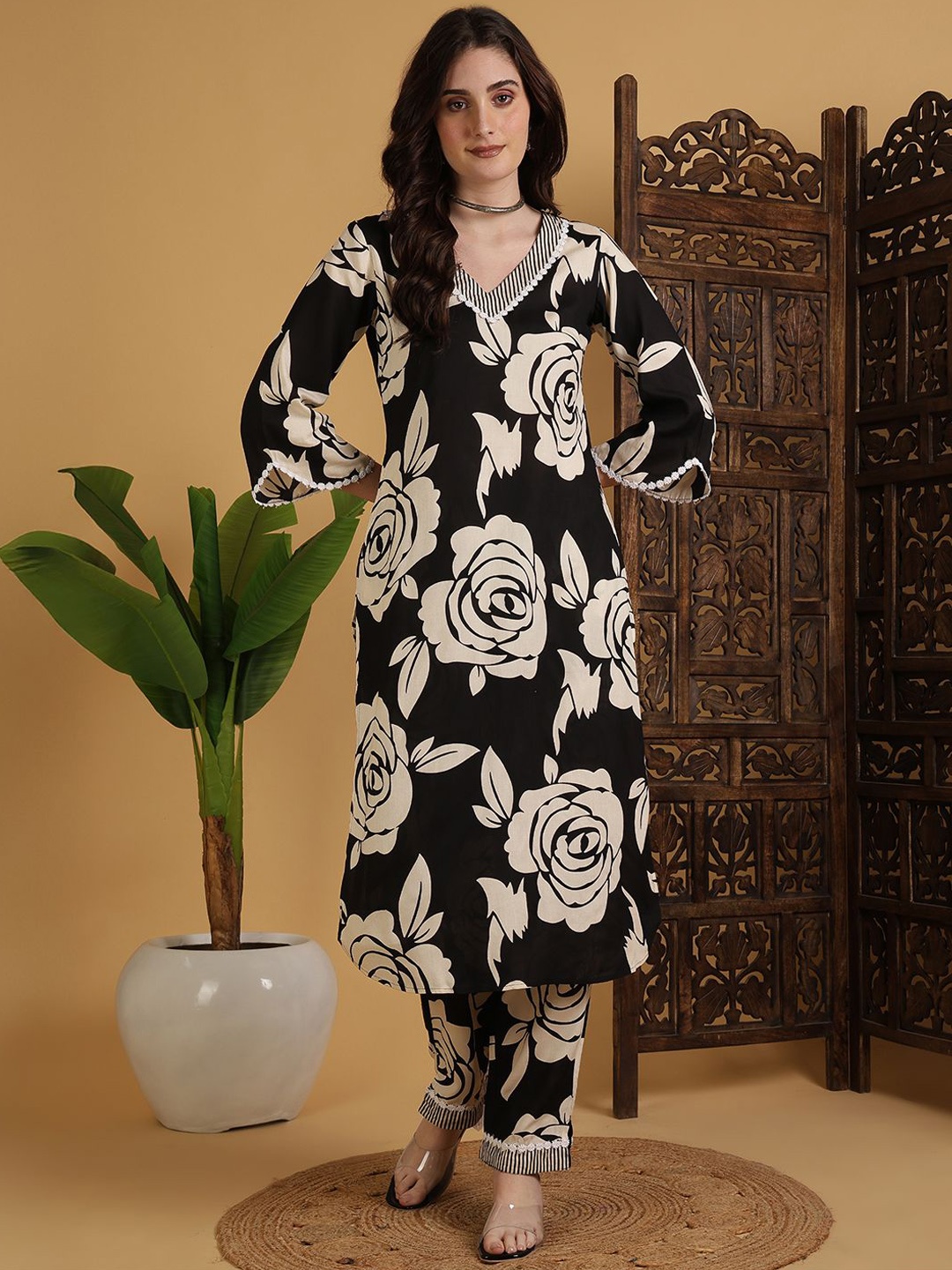 

KIMAYRA Floral Printed V-Neck Straight Kurta With Trousers, Black