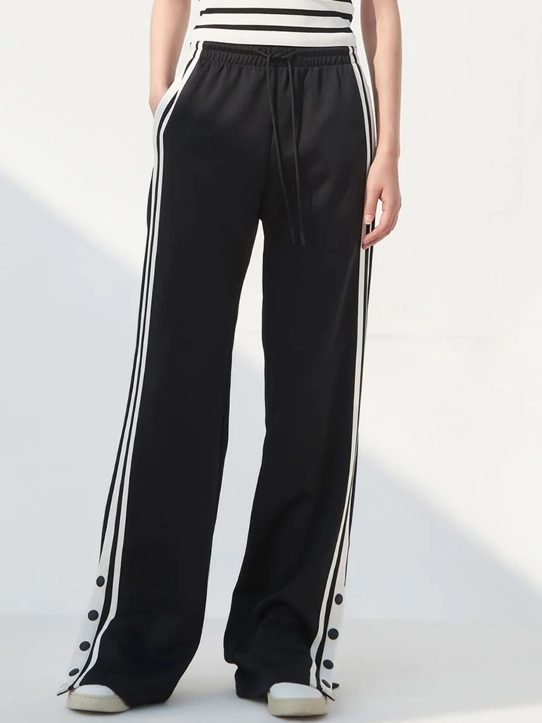 

The Roadster Lifestyle Co. Loose Fit High-Rise Cargo Trousers, Black