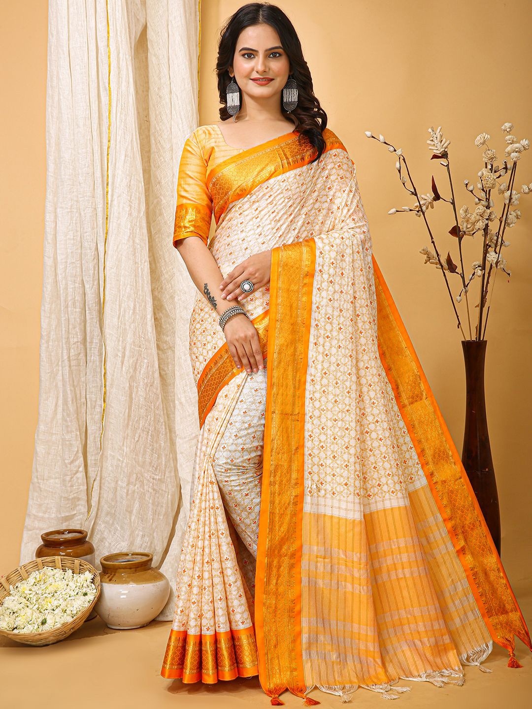 

DIVASTRI Checked Zari Saree, Cream