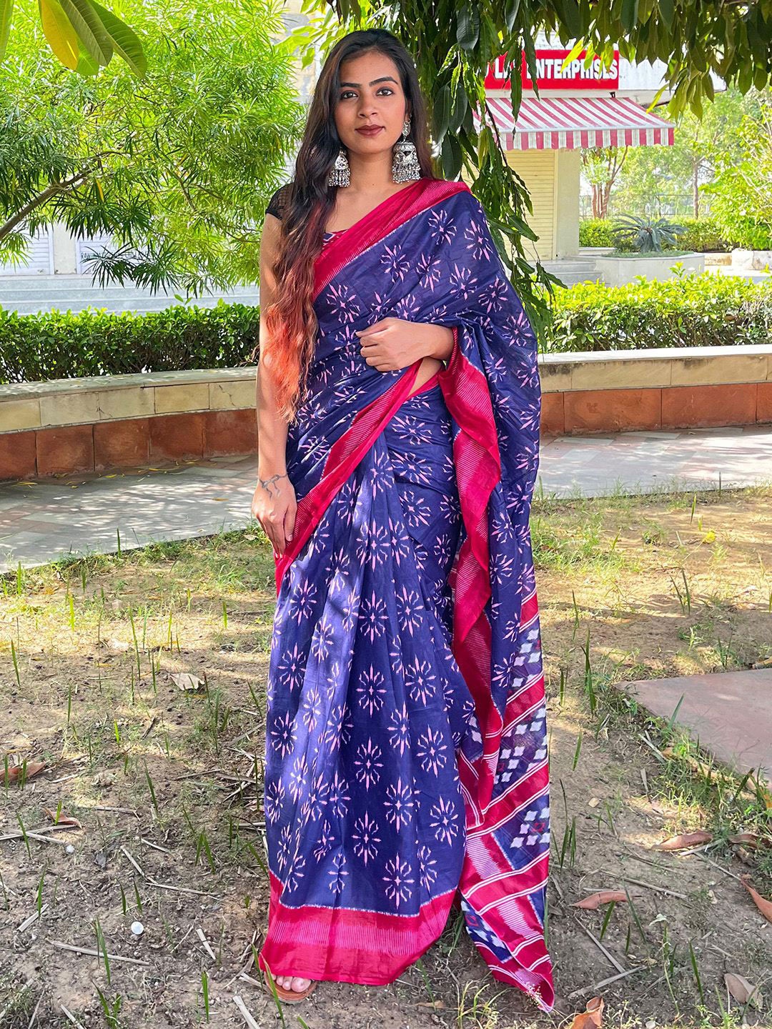 

Mitera Ethnic Motifs Bagh Saree, Navy blue